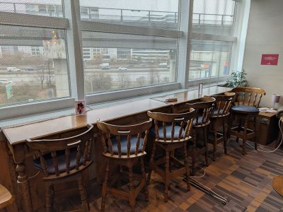 Barhocker am Fenster