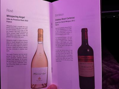 Qatar Airways Business Class Qsuite - Rosé und Rotwein