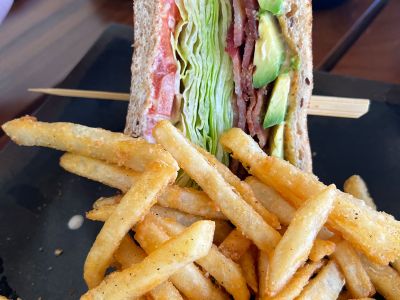 Club-Sandwich mit Pommes