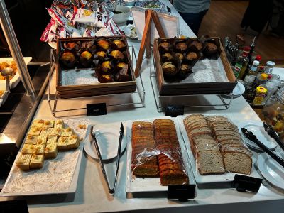 CPT International Sky Lounge - Brot & Süße Teilchen