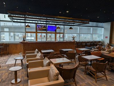 Sitzmöglichkeiten in der Primeclass Lounge in Frankfurt