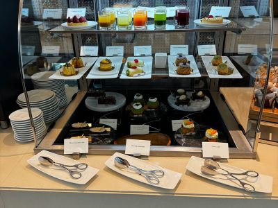Emirates First Class Lounge in Dubai - Kuchen